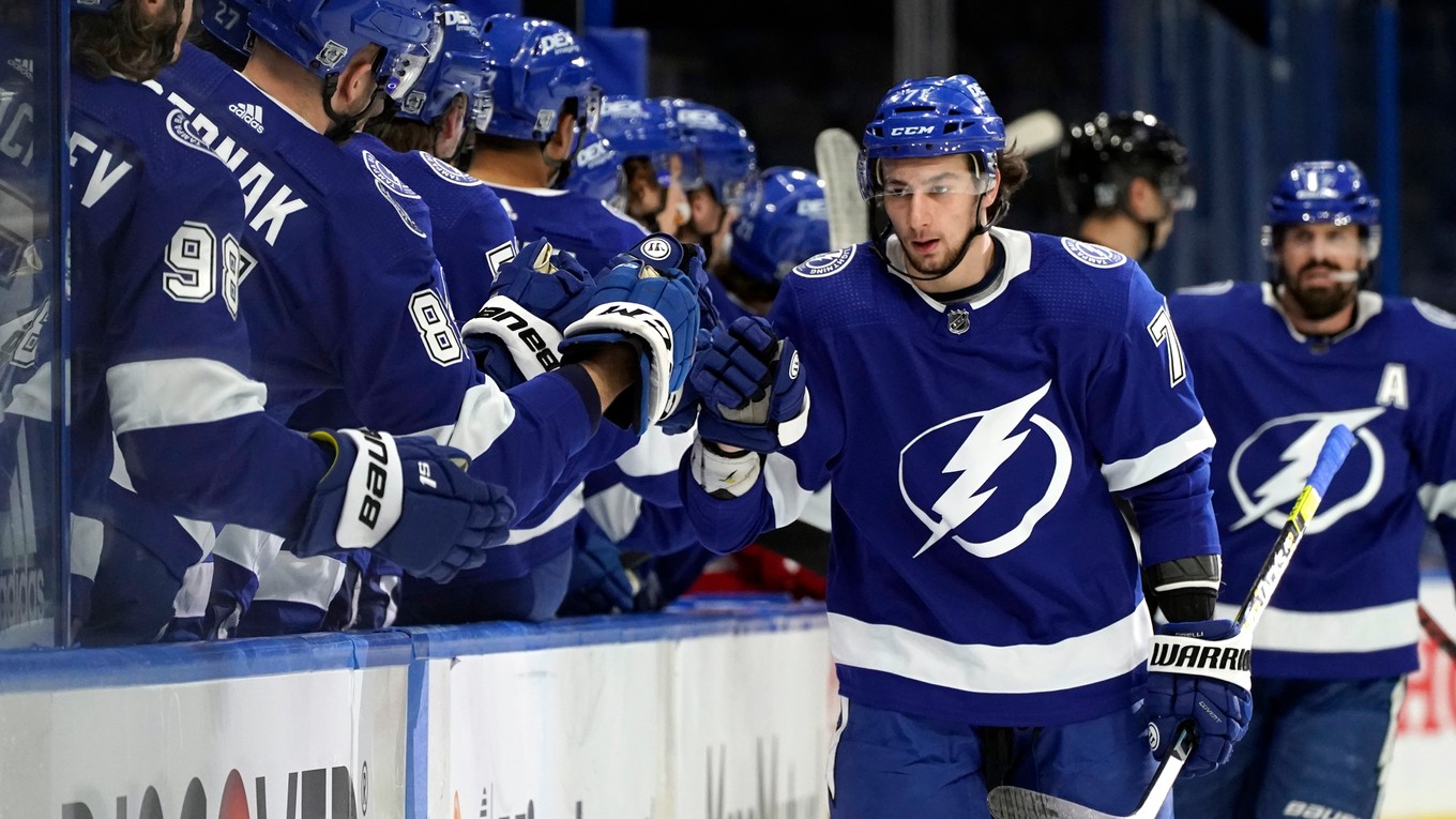 Anthony Cirelli sa teší s Erikom Černákom a striedačkou Tampy Bay Lightning.