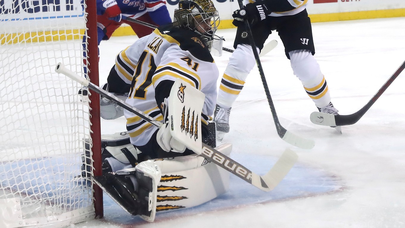 Jaroslav Halák v bráne tímu Boston Bruins v NHL.