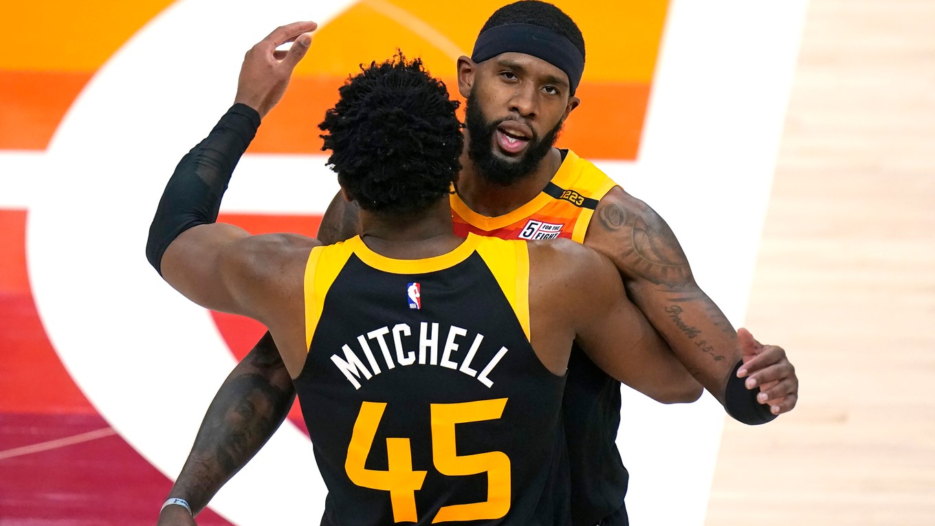 Royce O'Neale a Donovan Mitchell, hráči tímu Utah Jazz.