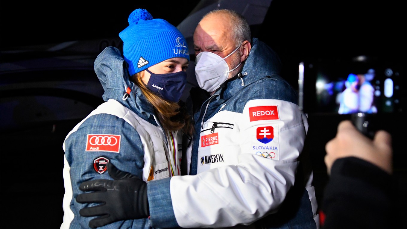 Petra Vlhová po prílete na Slovensko z MS v zjazdovom lyžovaní 2021. Na letisku ju čakal otec Igor Vlha.