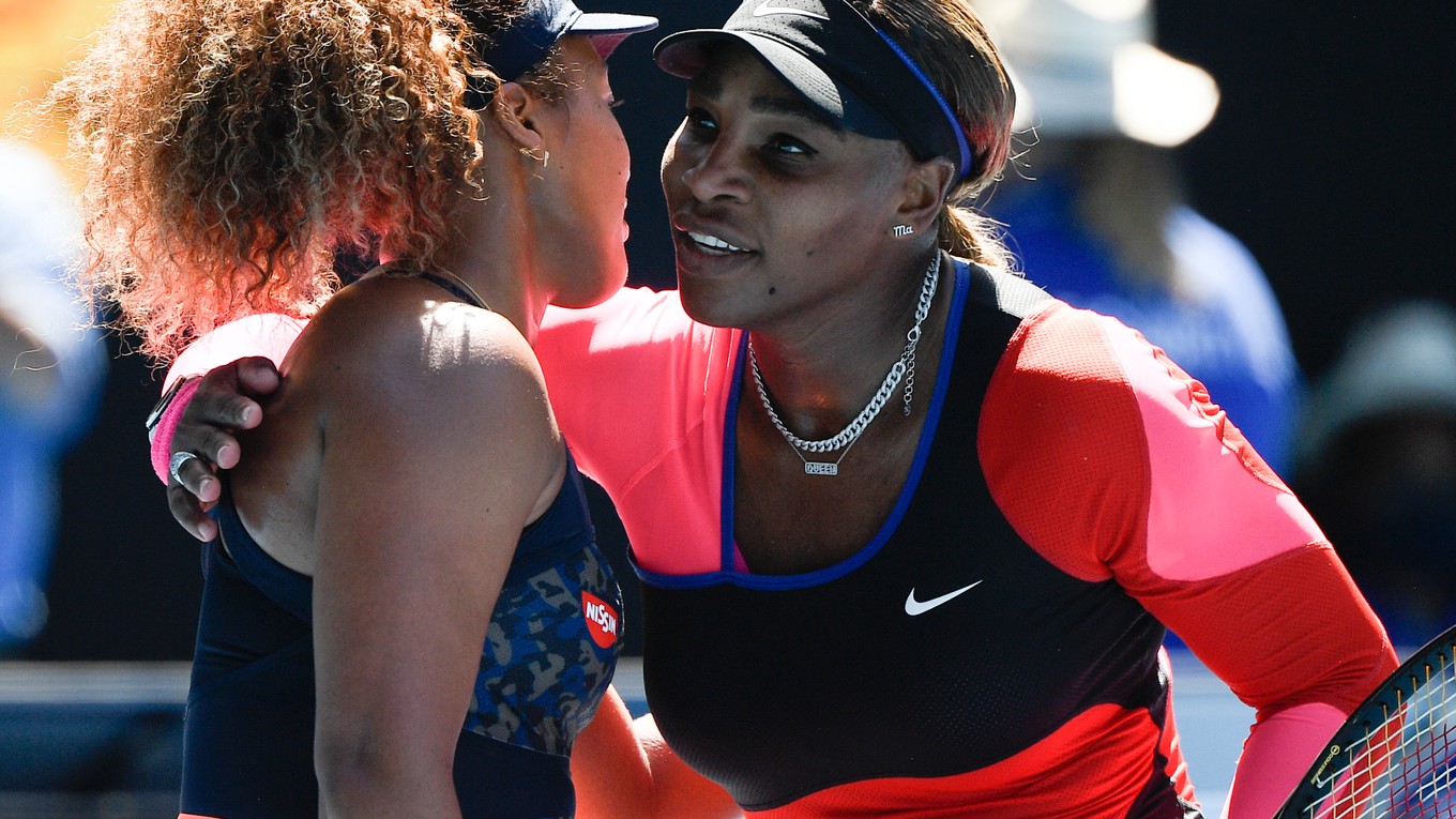 Serena Williamsová a Naomi Osaková po semifinálovom súboji.