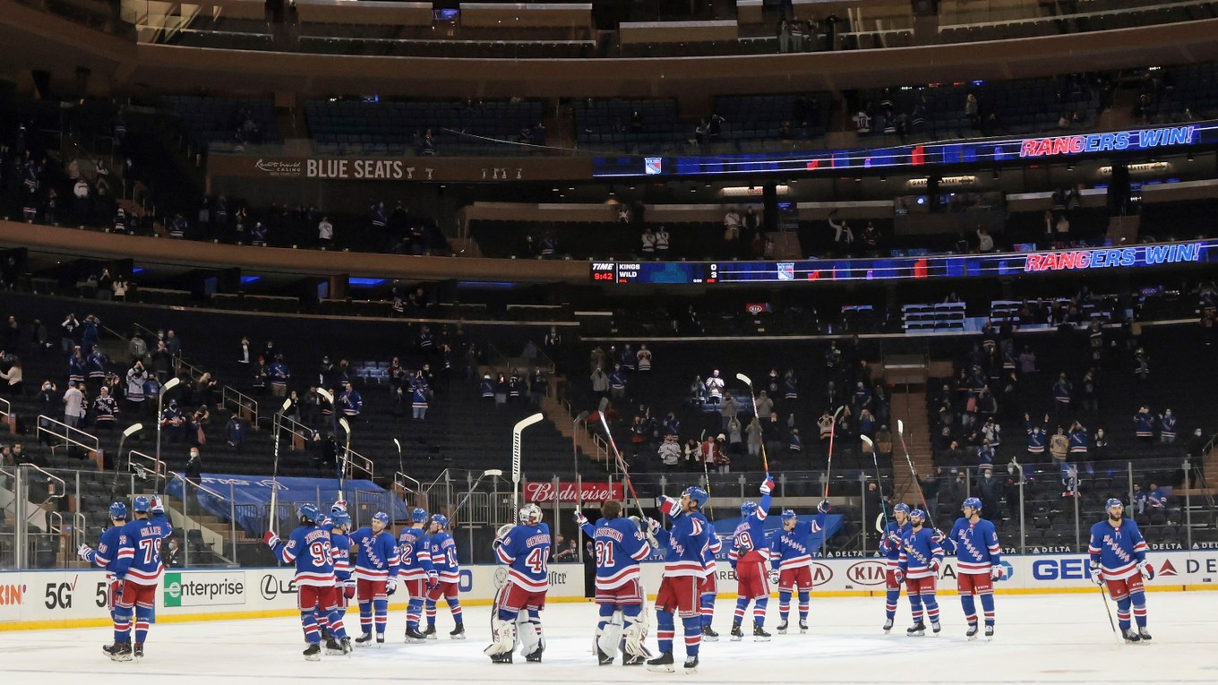 Radosť hráčov NY Rangers po výhre nad Bruins. Na zápas prišli aj diváci.