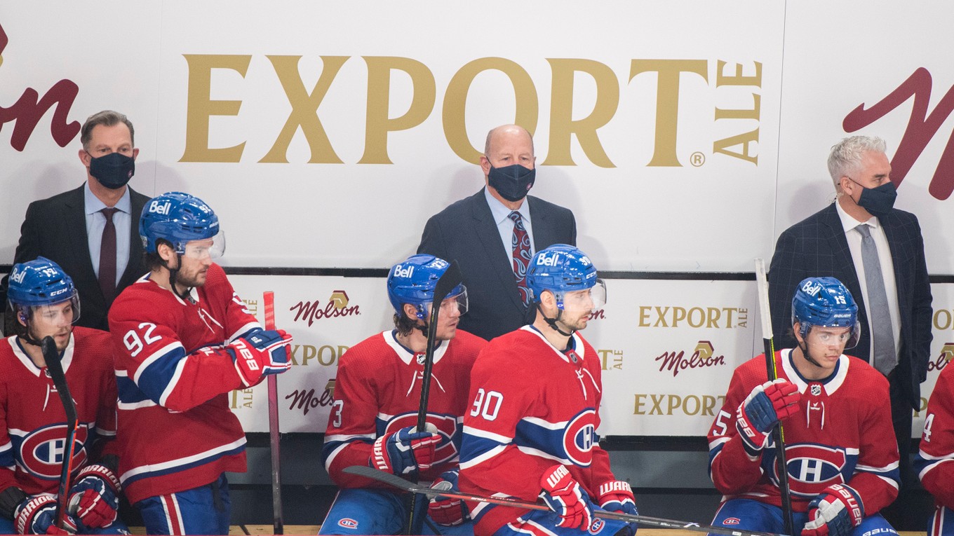 Tréner Claude Julien (v strede) na lavičke Montreal Canadiens.