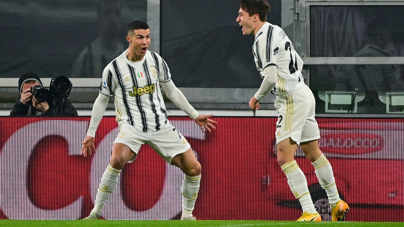 Cristiano Ronaldo (vľavo) a Federico Chiesa.