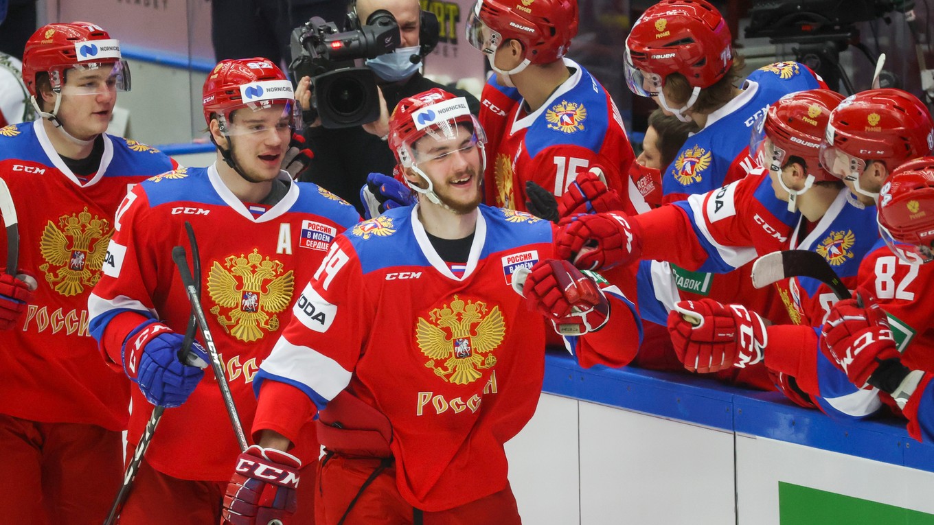 Daniil Misiuľ (uprostred) sa teší z gólu proti Česku. Rusi sa stali víťazmi Švédskych hokejových hier.