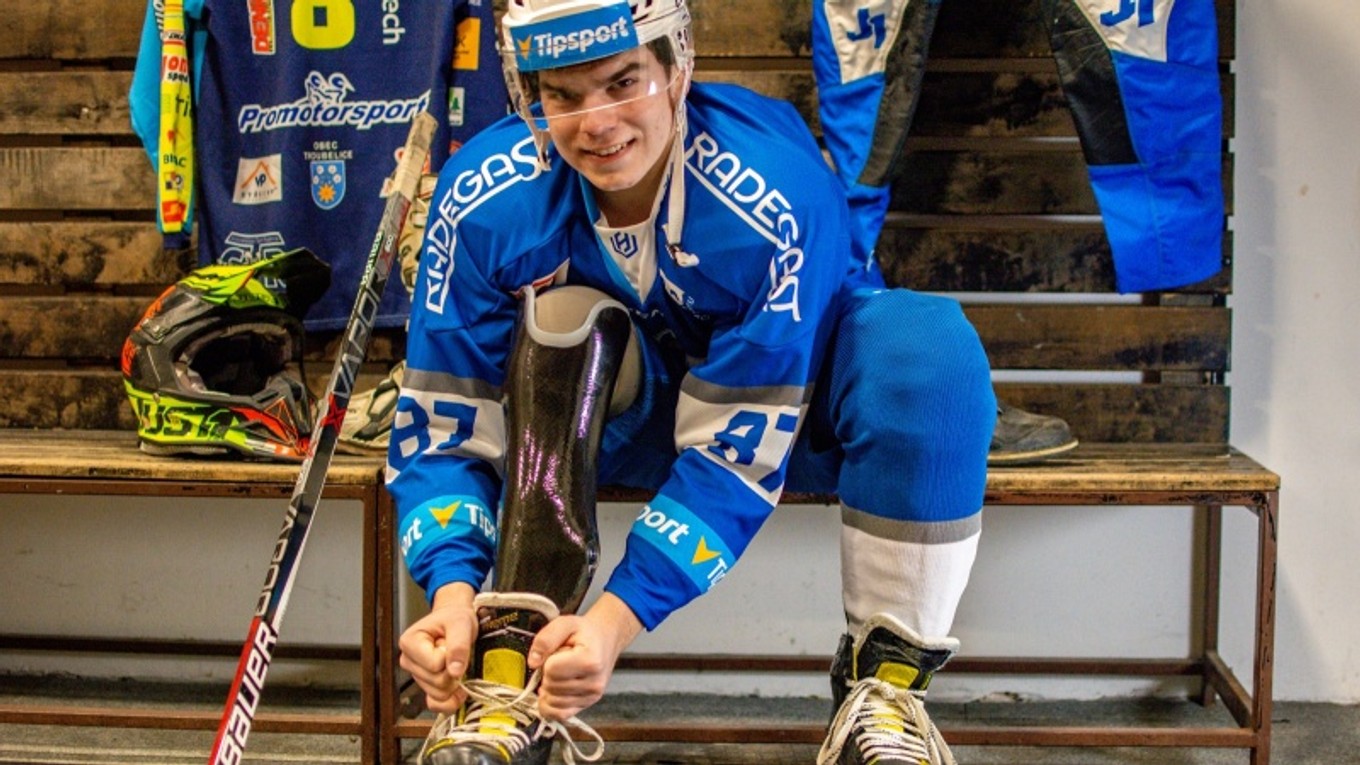 Martin Žižlavský  s protézou pravej nohy hrá nielen hokej, ale venuje sa prakticky všetkým športom.