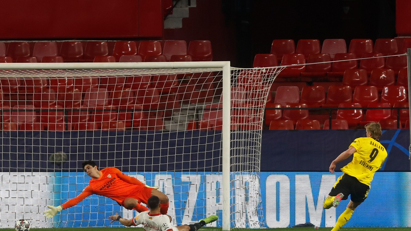 Erling Haaland (v žltom) strieľa gól v zápase Ligy majstrov proti FC Sevilla.