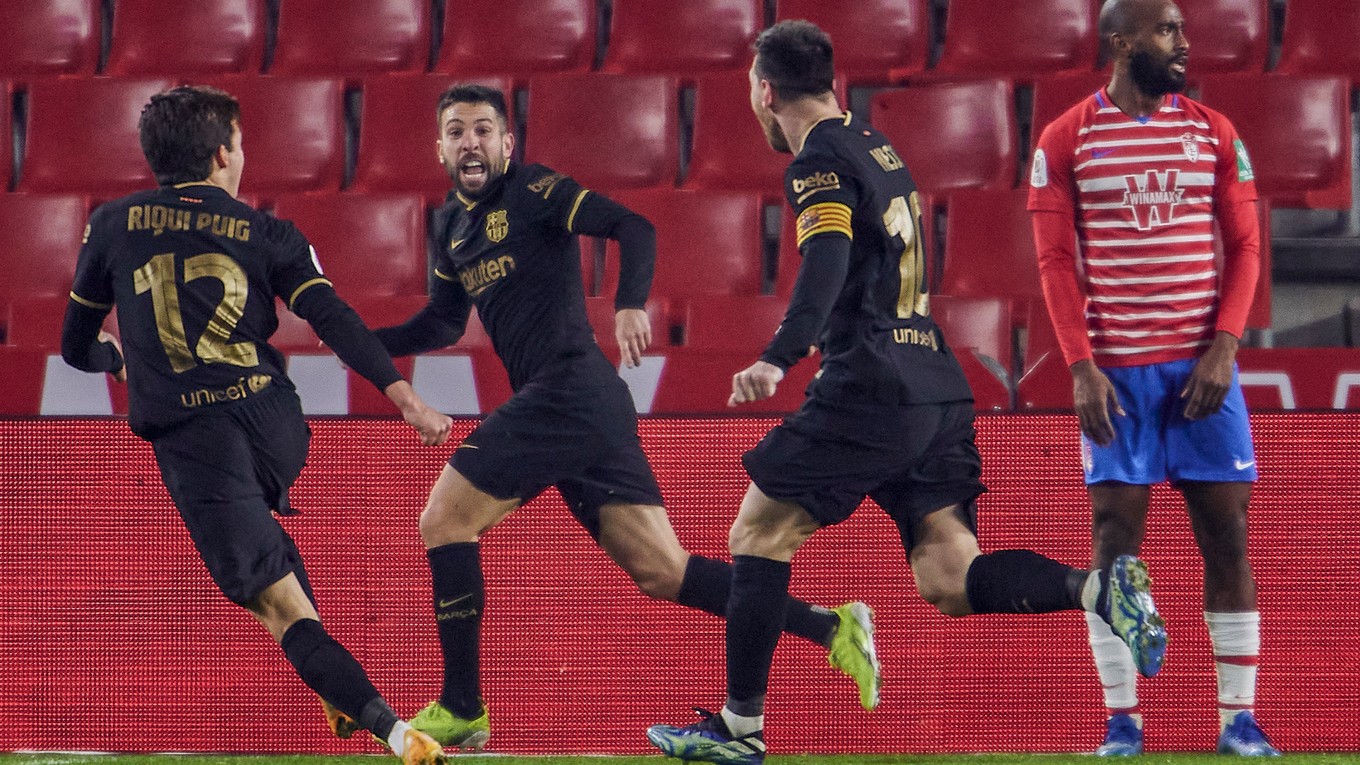 Jordi Alba (druhý zľava) a jeho radosť po strelení gólu. 