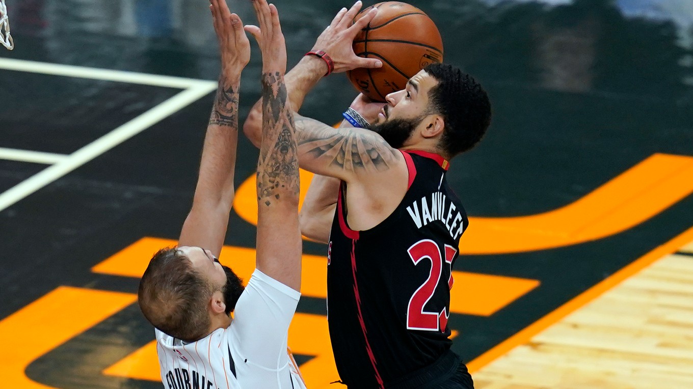 Fred VanVleet (vpravo).