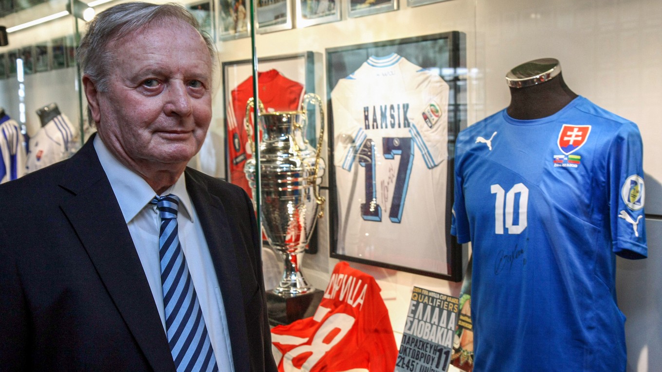 Bývalý futbalista a futbalový tréner Jozef Vengloš v Sieni slávy slovenského futbalu.