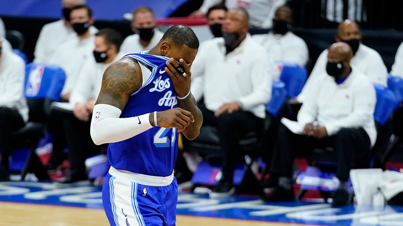 LeBron James v drese Los Angeles Lakers.
