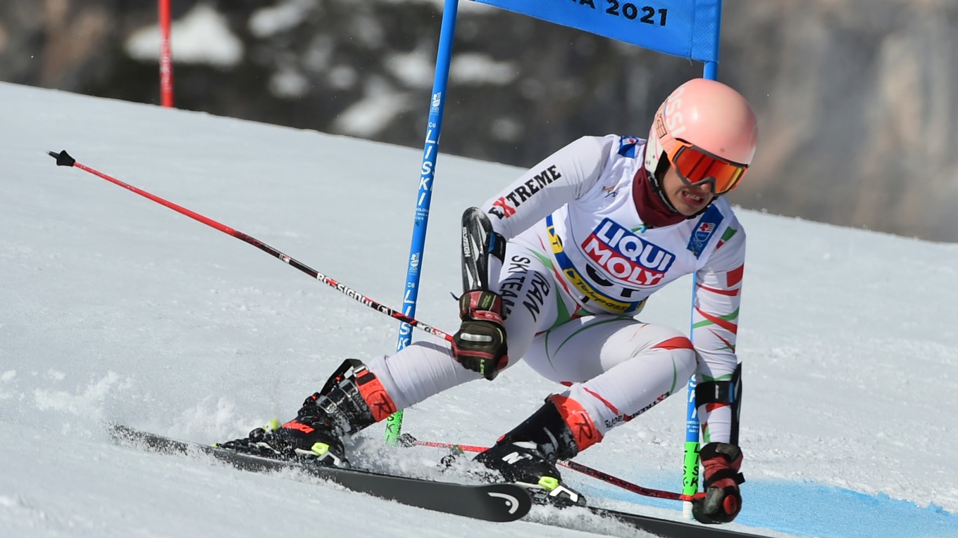 Iránska lyžiarka Atefeh Ahmadiová na MS v zjazdovom lyžovaní 2021.