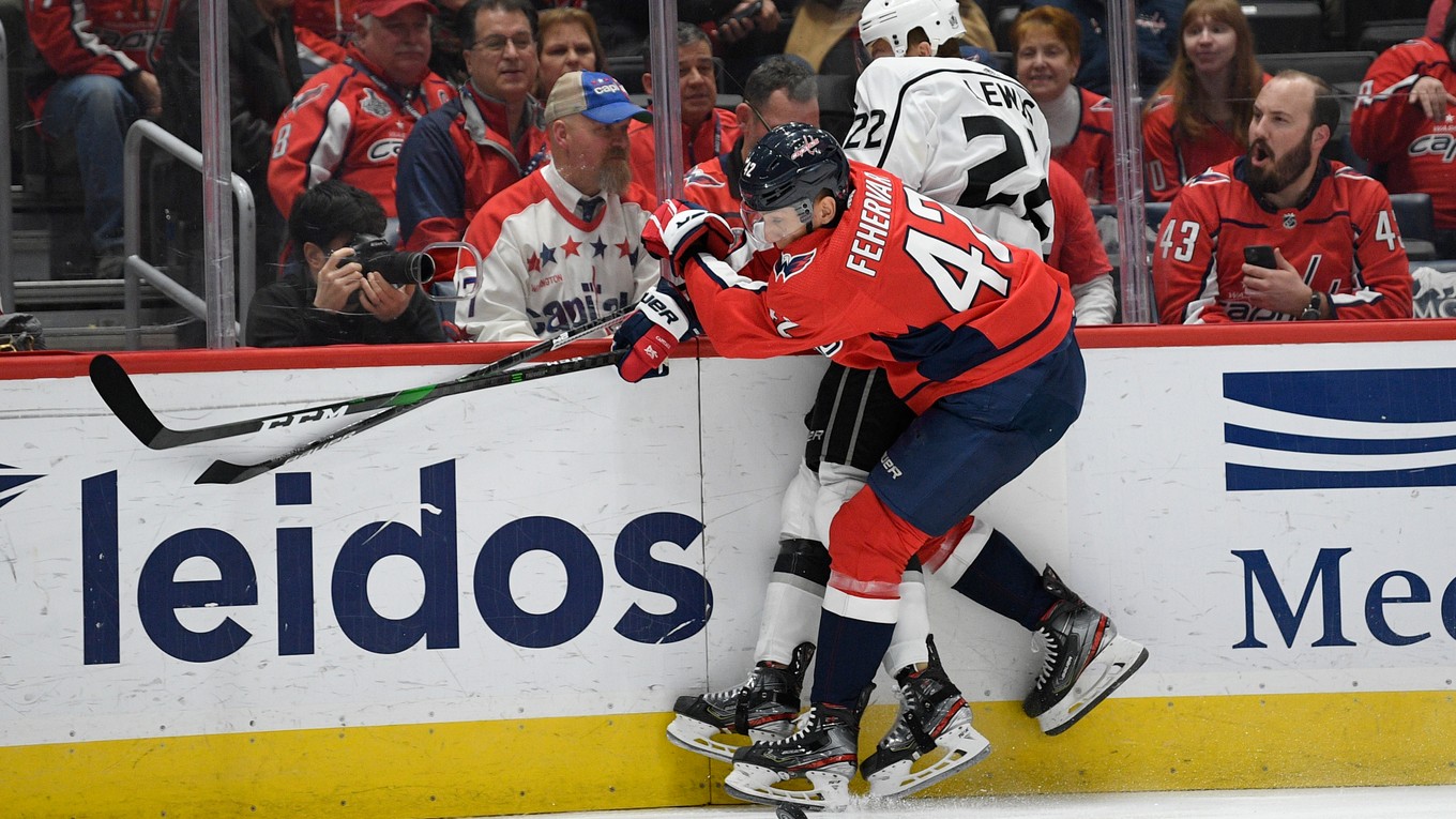 Martin Fehérváry v drese tímu Washington Capitals v NHL, ilustračná fotografia.