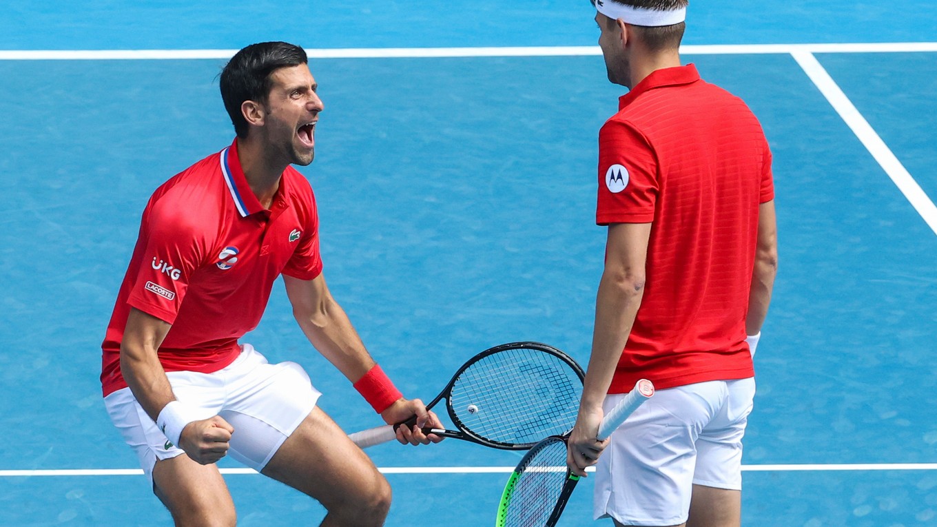 Srb Novak Djokovič sa teší z víťazstva s krajanom Filipom Krajinovičom.