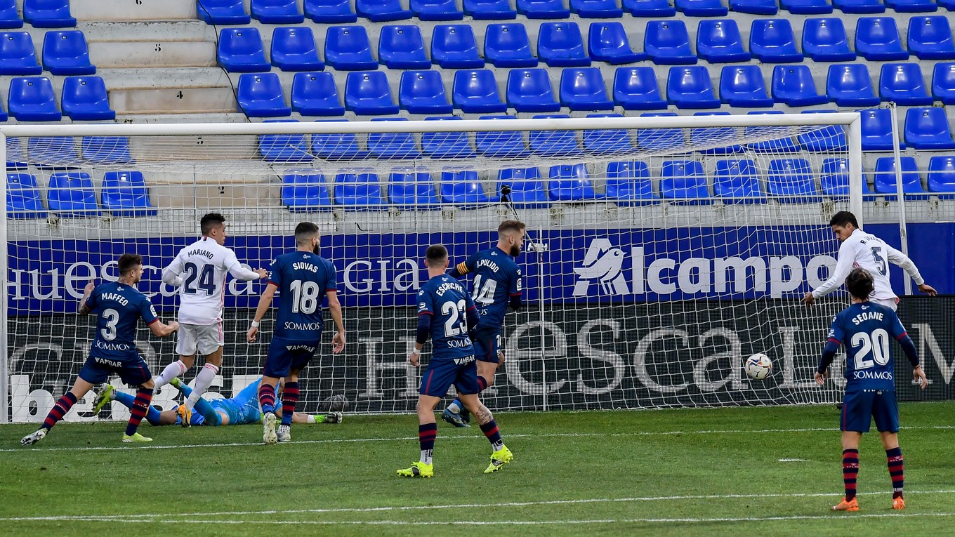 Raphael Varane strieľa víťazný gól Realu Madrid.