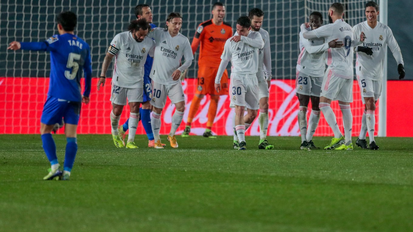 Hráči tímu Real Madrid sa tešia z gólu.