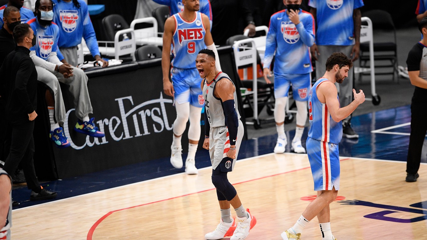 Russell Westbrook (v strede).