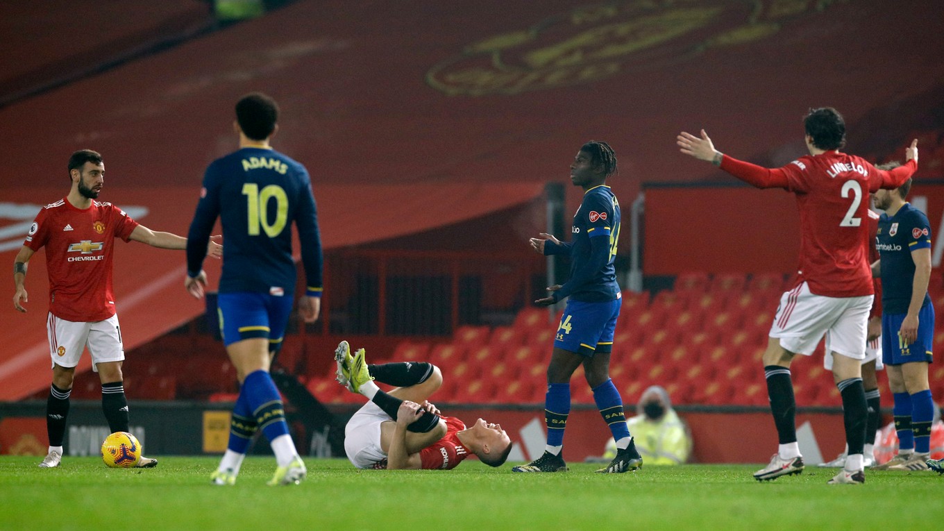 Alex Jankewitz (v strede), na zemi Scott McTominay po faule v zápase Manchester United - Southampton FC.