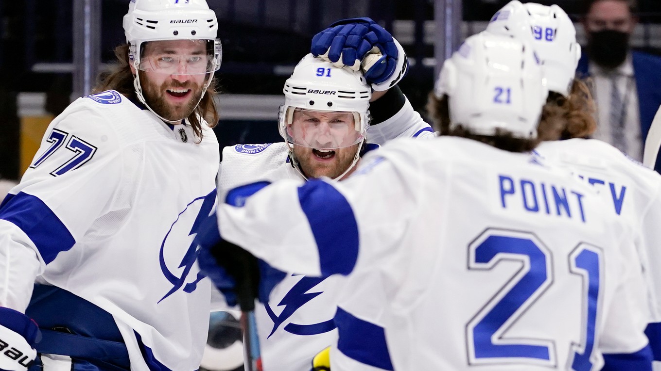 Steven Stamkos so spoluhráčmi z Tampa Bay Lightning.