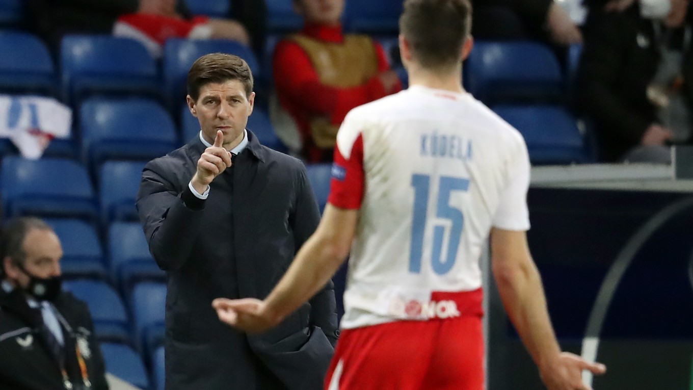 Tréner Gerrard vyčíta hráčovi Slavie Praha Kúdelovi údajné rasistické urážky.