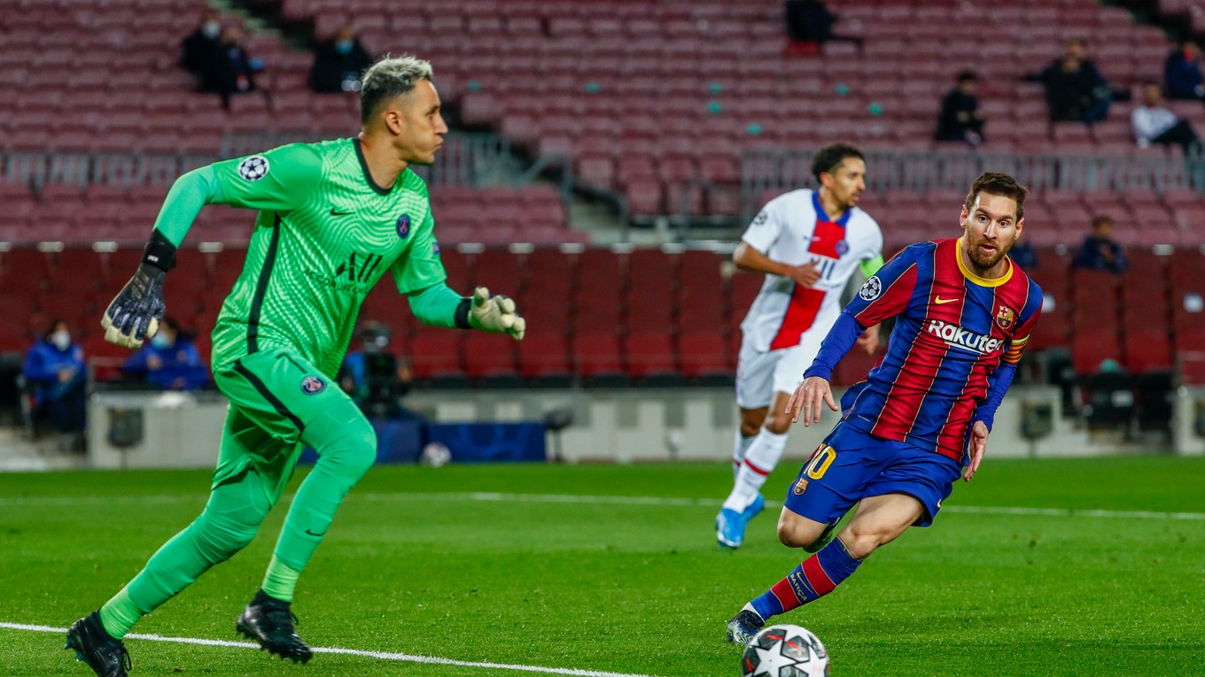 Keylor Navas a Lionel Messi v zápase Ligy majstrov.