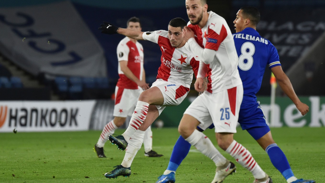 Jakub Hromada (v popredí) v zápase Európskej ligy Leicester City - Slavia Praha.