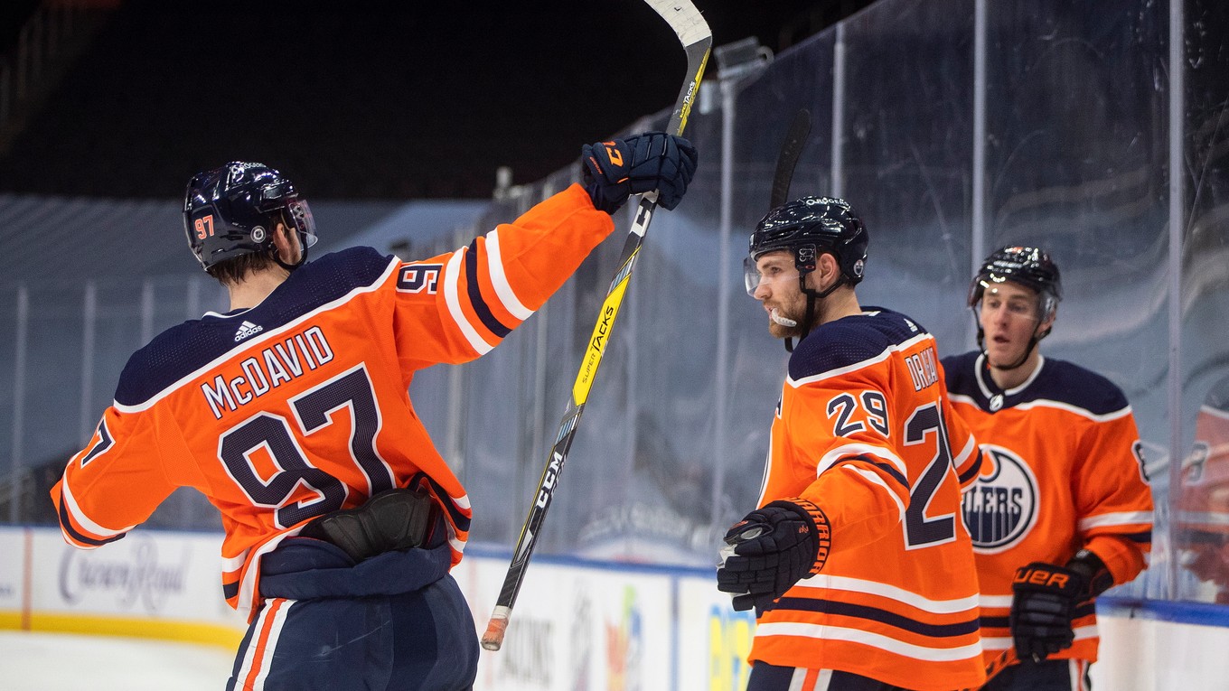 Connor McDavid a Leon Draisaitl sa tešia z gólu v drese Edmonton Oilers.