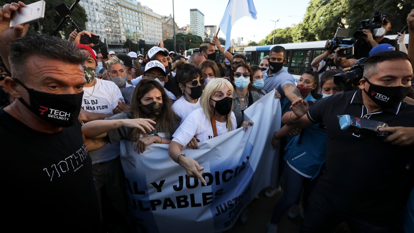 Claudia Villafaneová (uprostred), bývalá manželka zosnulej argentínskej futbalovej legendy Diega Maradonu, ich dve dcéry Dalma Maradonová (druhá vľavo) a Gianinna Maradonová (uprostred vľavo) sa účastnia na proteste.