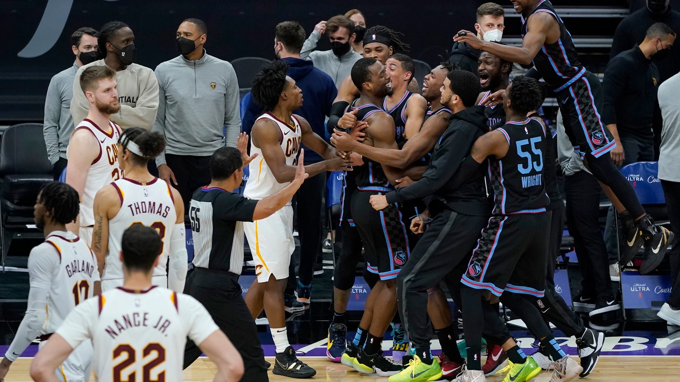 Radosť hráčov Sacramento Kings v NBA.