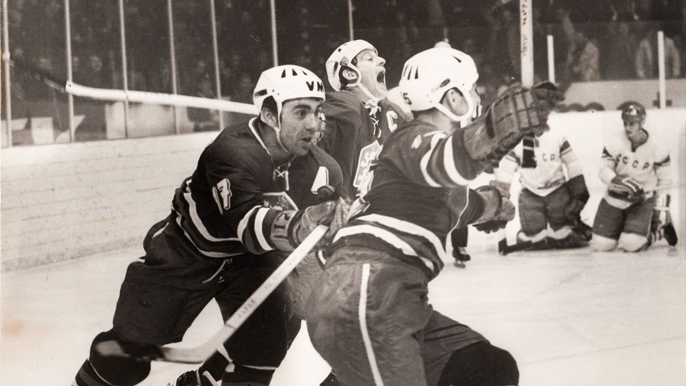 Josef Černý, Jozef Golonka a Jan Suchý v eufórii po góle v zápase proti Sovietskemu zväzu na MS 1969 (2:0).