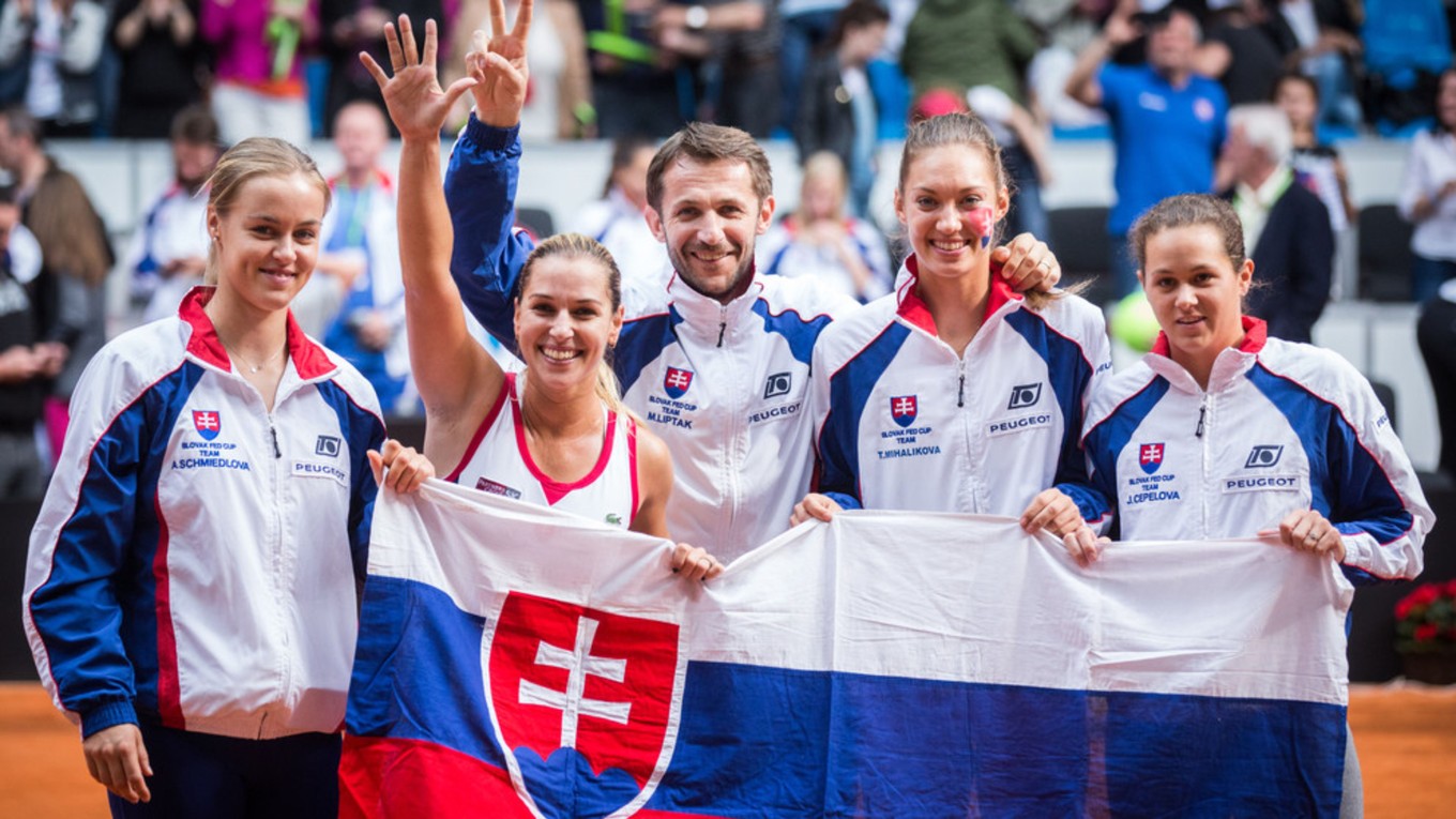 Anna Karolína Schmiedlová, Dominika Cibulková, Matej Lipták, Tereza Mihalíková a Jana Čepelová vo Fed Cupe.