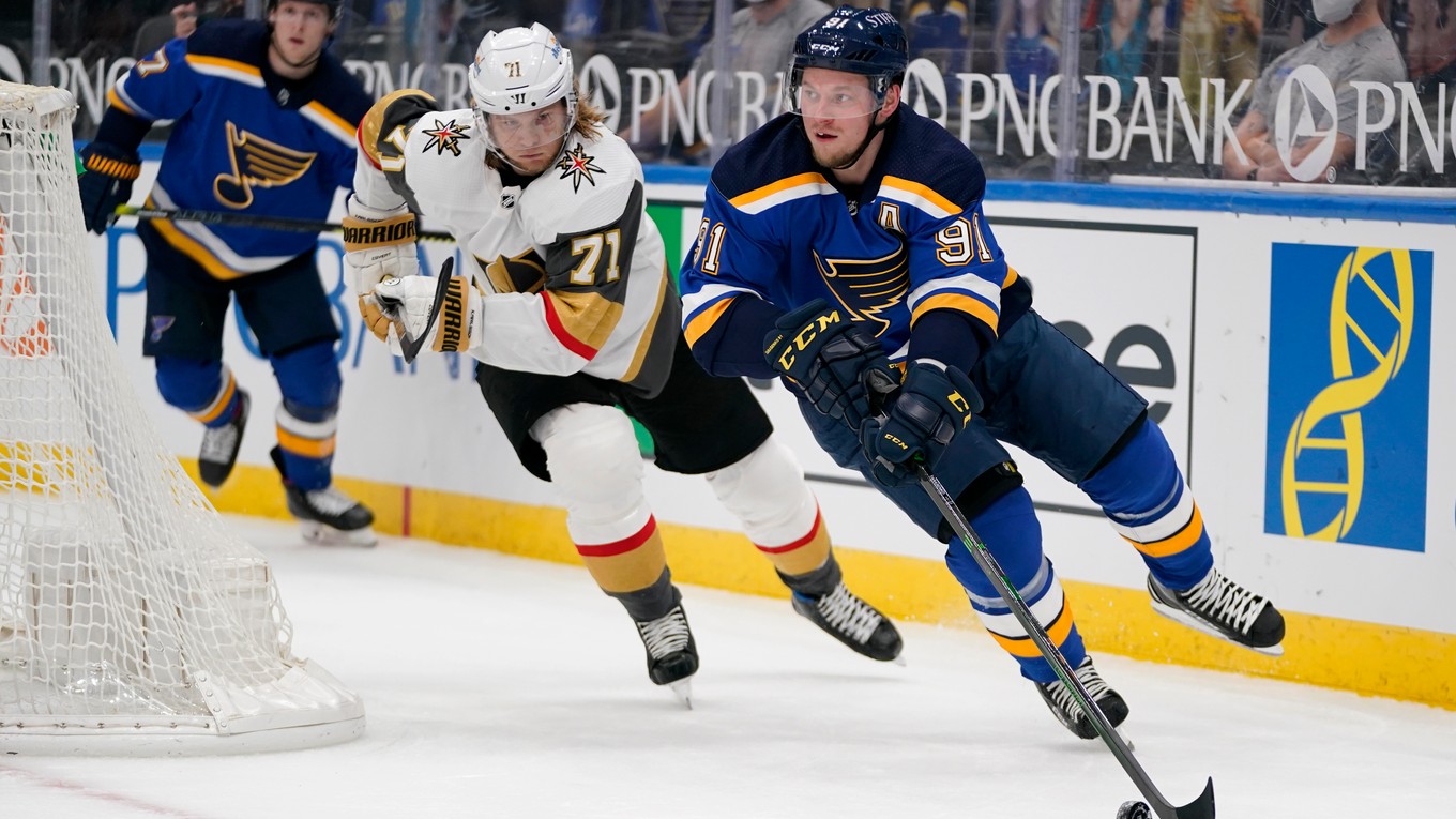 William Karlsson z Vegas (vľavo) a Vladimir Tarasenko zo St. Louis (vpravo). 