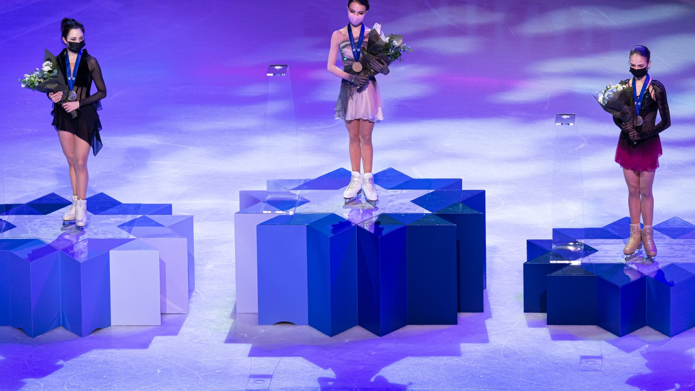 Medailistky na svetovom šampionáte v krasokorčuľovaní: v strede Anna Ščerbakovová, zľava strieborná medailistka Jelizaveta Tuktamyševová, sprava bronzová Alexandra Trusovová.