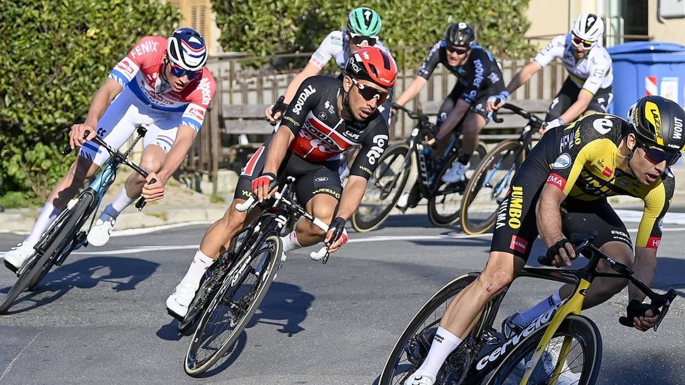 Caleb Ewan (v strede) počas pretekov Miláno – San Remo 2021. 