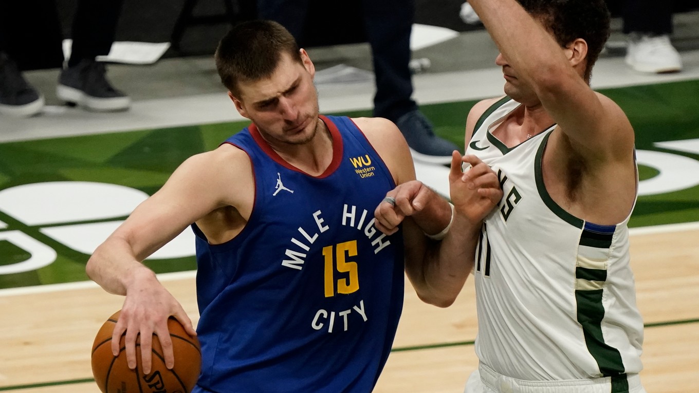 Nikola Jokič (vľavo) a Brook Lopez.