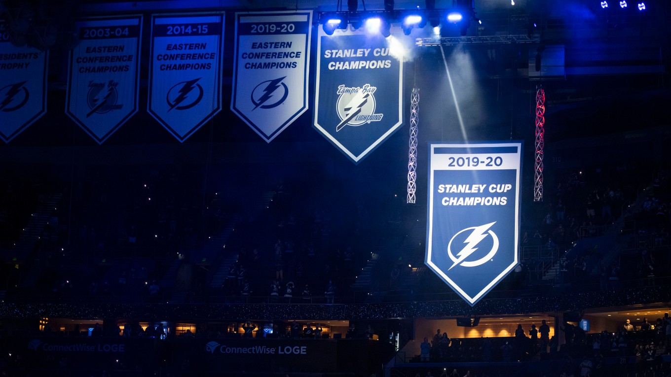 Vyvesenie vlajky Tampa Bay Lightning za výhru Stanley Cupu.