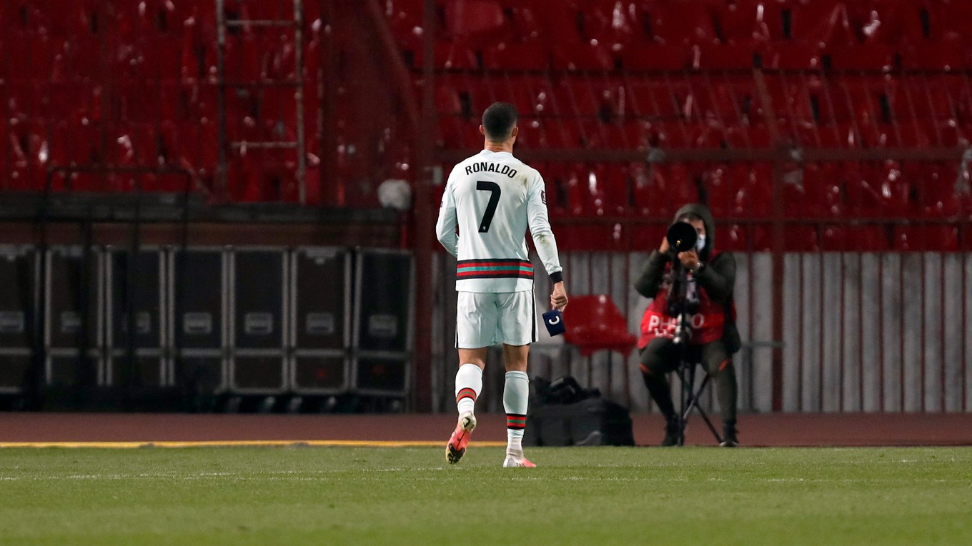Portugalský futbalista Cristiano Ronaldo zahodil v zápase so Srbskom kapitánsku pásku. 