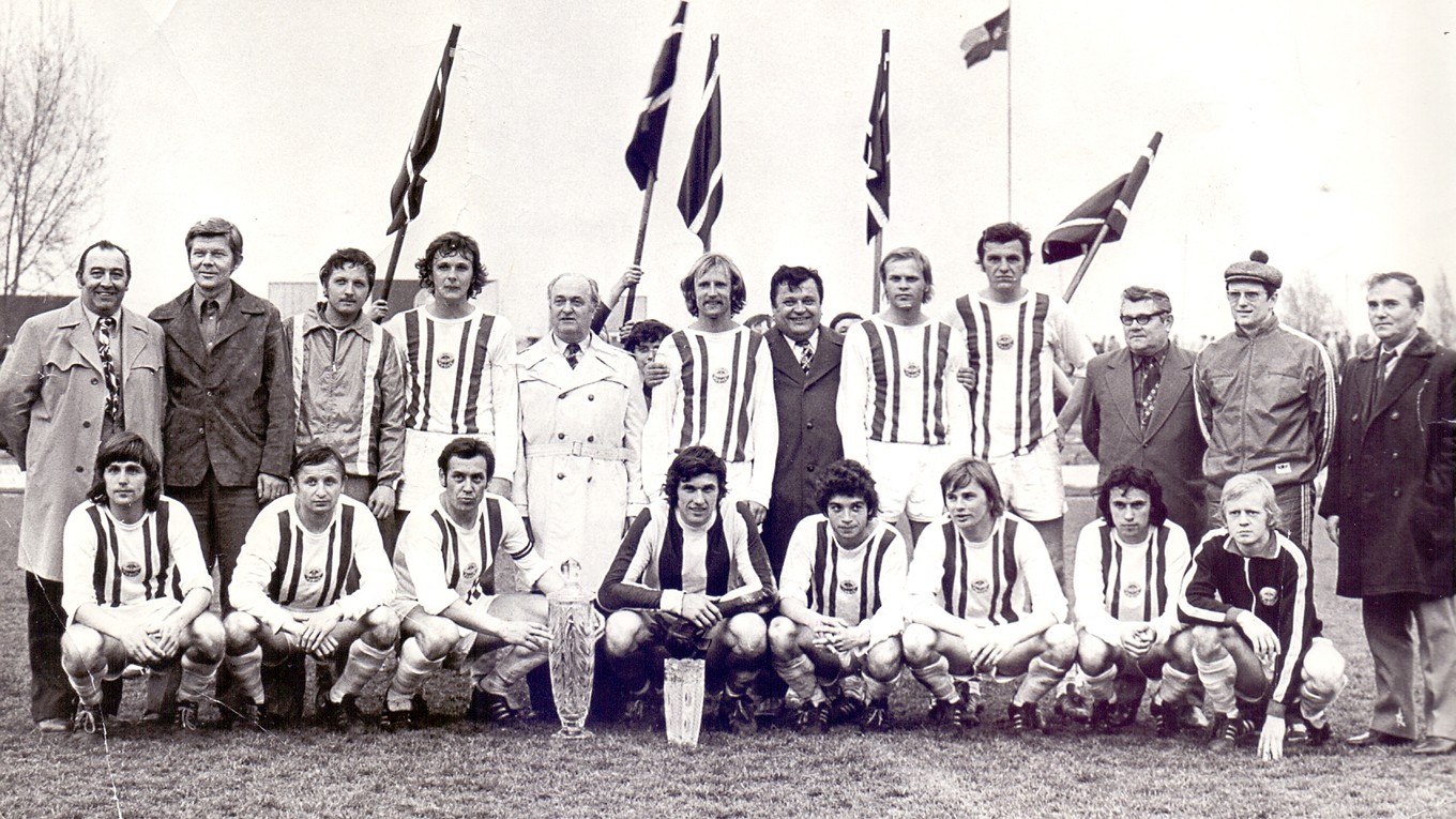 Ľudovít Žitnár (dolný rad prvý sprava) vyhral s Lokomotívou Košice Československý pohár v roku 1977.