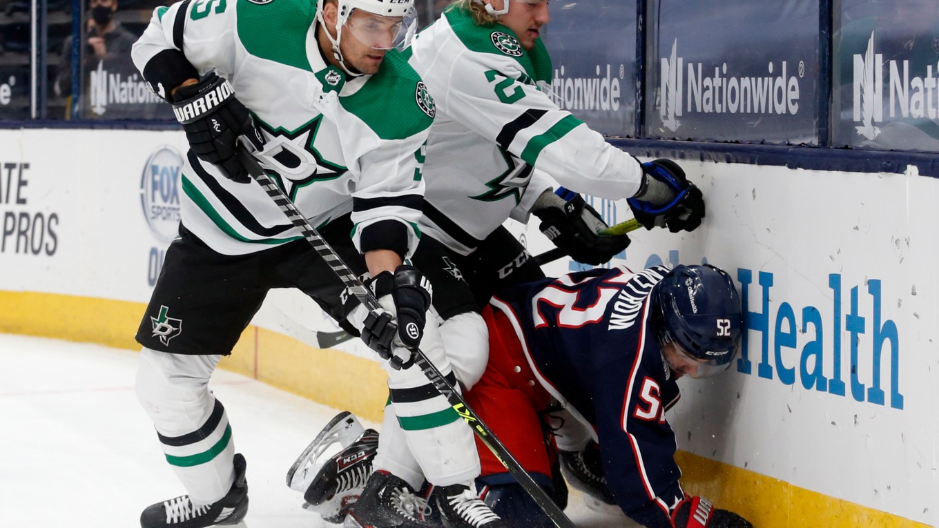 Andrej Sekera a Roope Hintz (Dallas) a Emil Bemström (Columbus).
