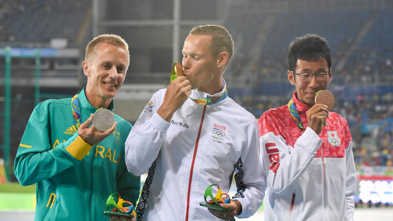 Austrálsky atlét Jared Tallent, slovenský atlét Matej Tóth a japonský atlét Hirooki Arain počas medailového ceremoniálu v chôdzi mužov na 50 km na letných OH 2016 v Riu de Janeiro.