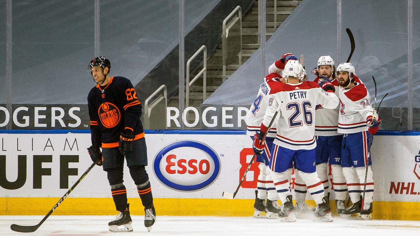 Momentka z nočného zápasu NHL Edmonton - Montreal.