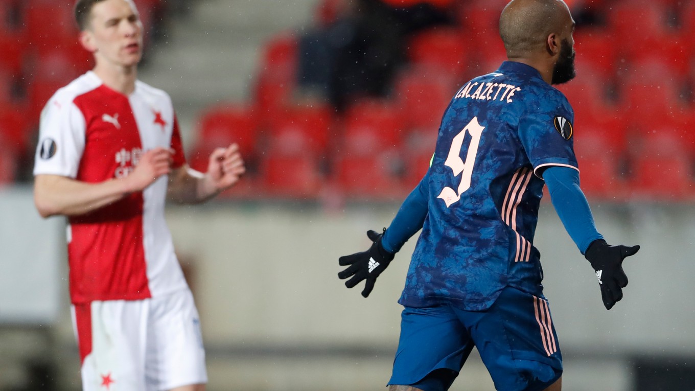 Alexandre Lacazette strieľa gól v zápase proti Slavii Praha. 