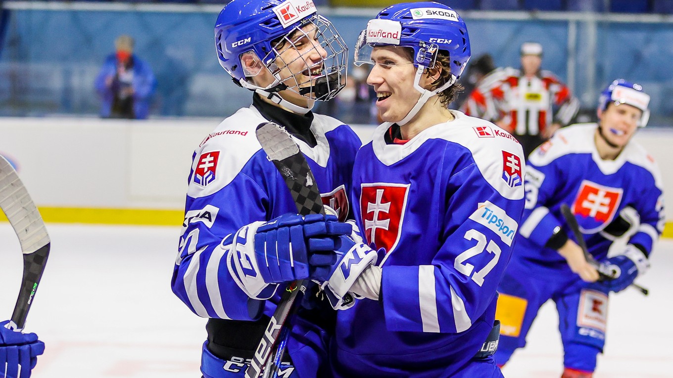 Juraj Slafkovský (vľavo) a Andrej Kollár sa tešia z víťazstva. 