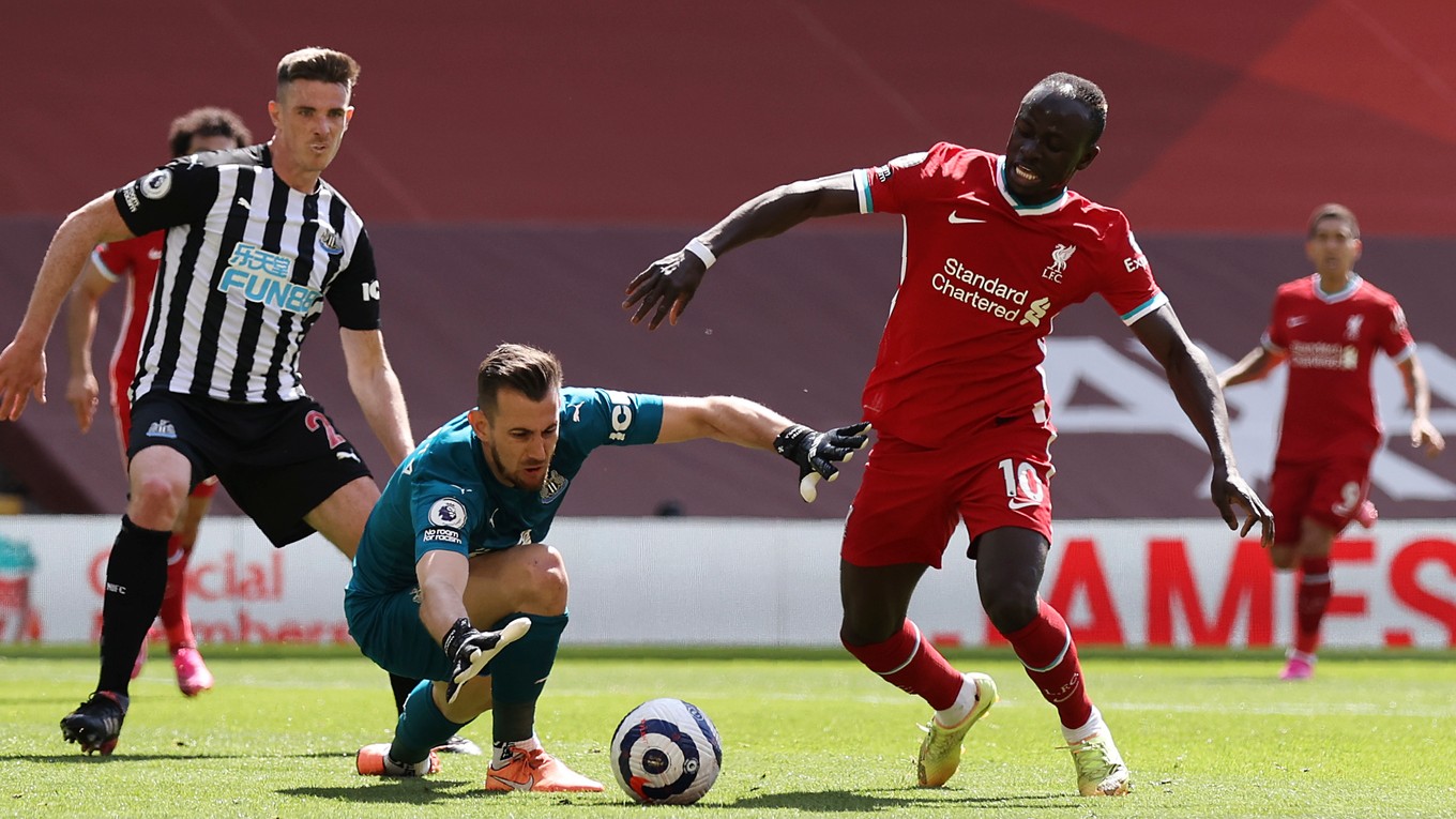 Martin Dúbravka a pred ním Sadio Mané v zápase Liverpool FC - Newcastle United.