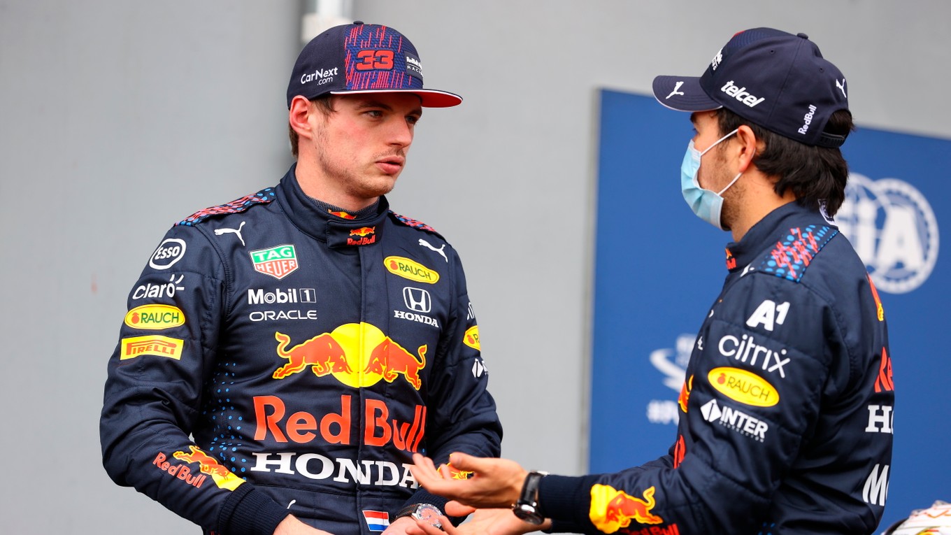 Jazdci tímu Red Bull - zľava Max Verstappen a Sergio Pérez. 