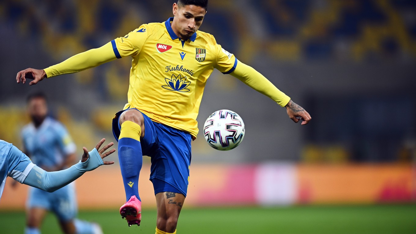 Eric Ramírez dáva góly ako na bežiacom páse.