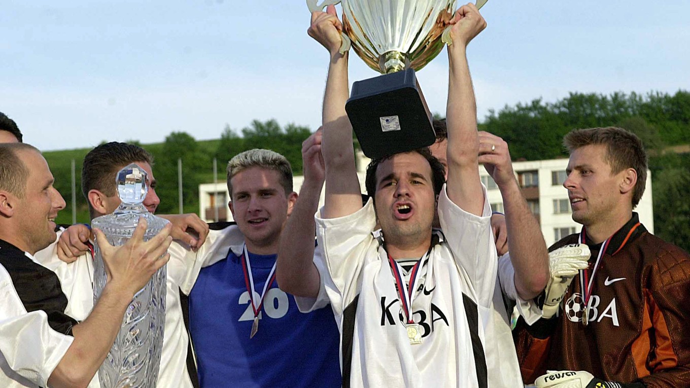Patrik Volf zdvíha nad hlavu trofej pre víťaza Slovenského pohára. 