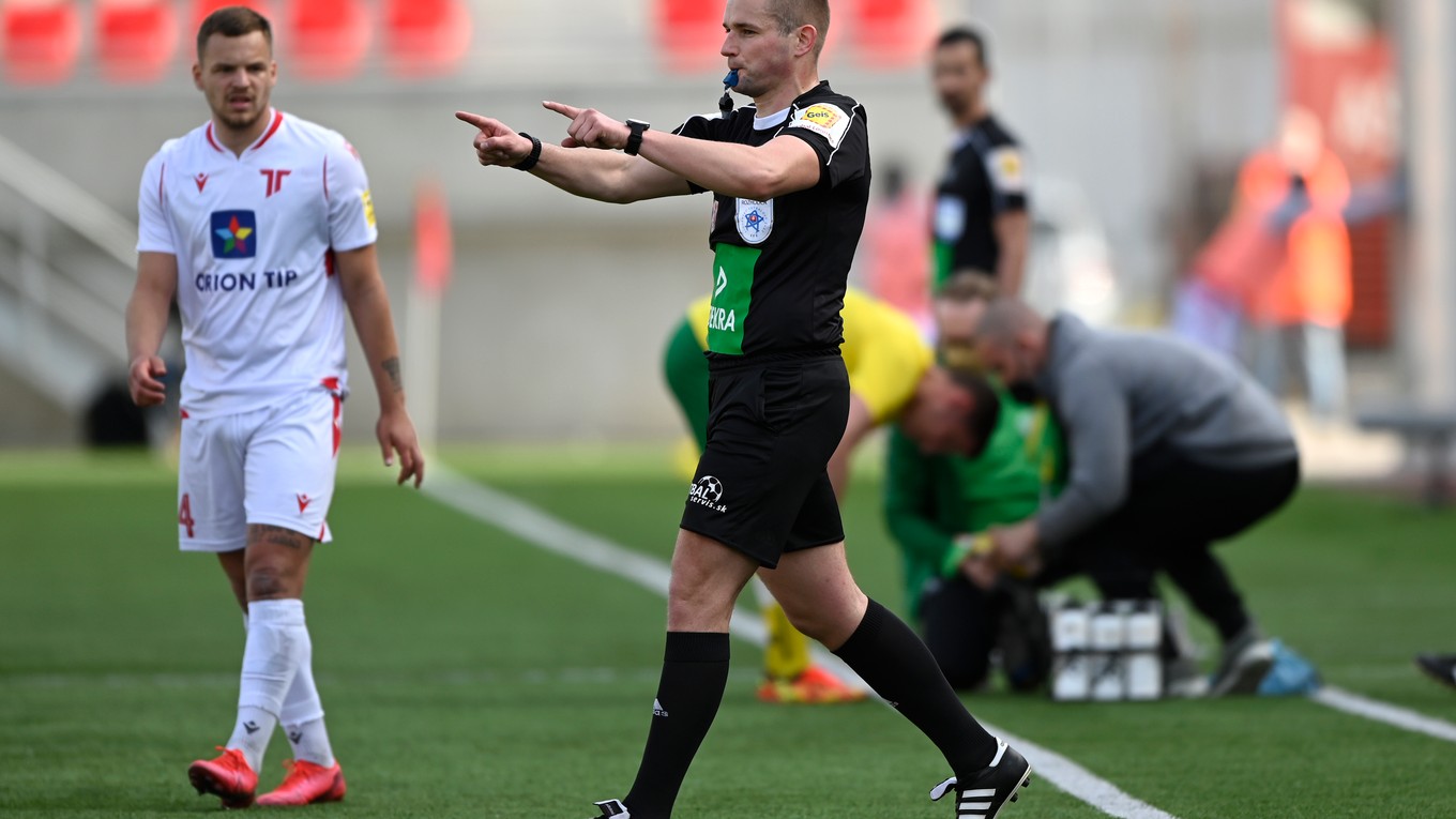 Hlavný rozhodca Boris Marhefka signalizuje penaltu po preštudovaní opakovaného videozáznamu