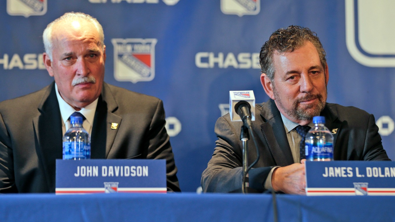 John Davidson a James Dolan, šéfovia vedenia klubu NHL New York Rangers.