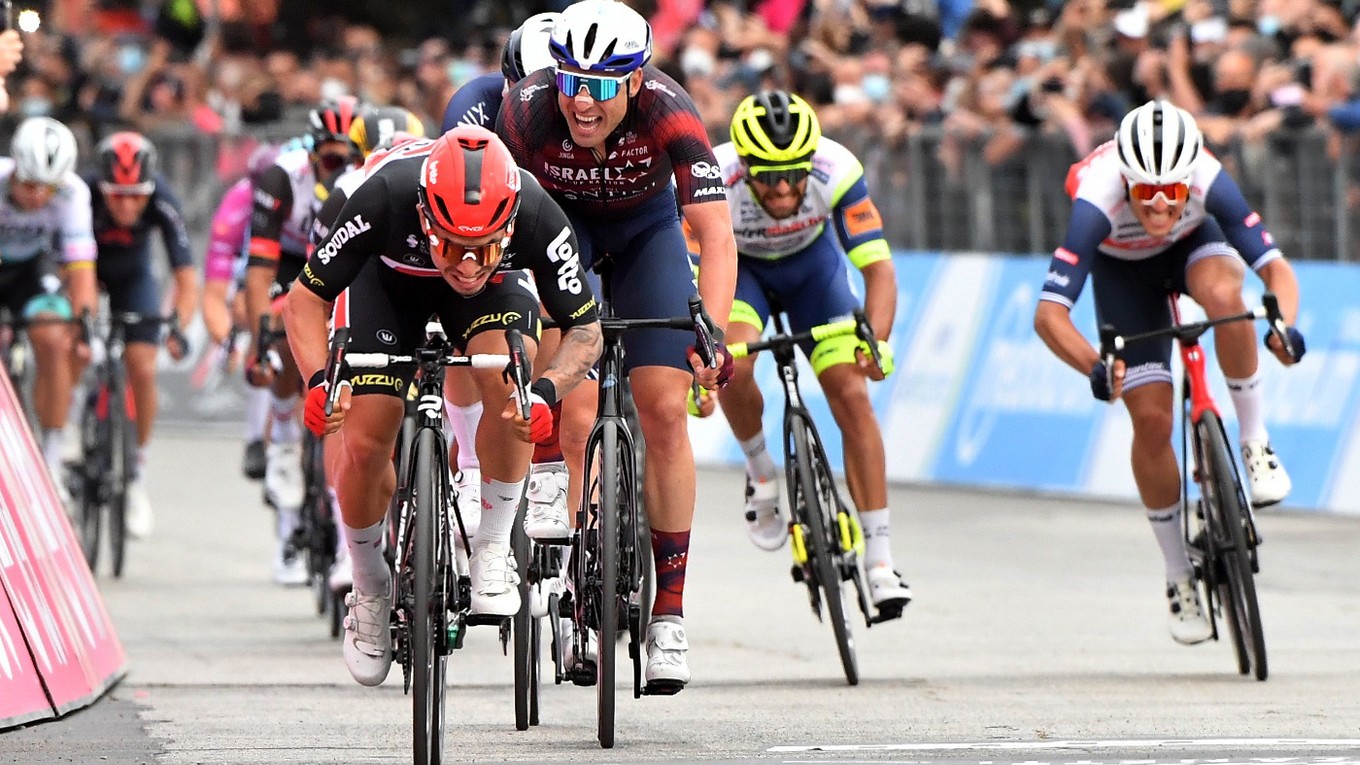 Caleb Ewan mieri do cieľa v 7. etape na Giro d'Italia 2021.